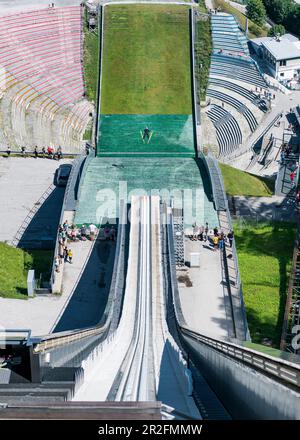 Sauteurs de ski à Bergisel à Innsbruck, Tyrol, Autriche Banque D'Images