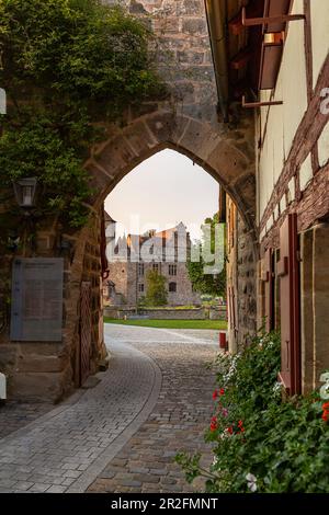 Entrée à la cour du château de Cadolzburg dans la lumière du soir, Cadolzburg, Franconie, Bavière, Allemagne Banque D'Images