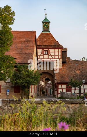 Entrée à la cour du château de Cadolzburg dans la lumière du soir, Cadolzburg, Franconie, Bavière, Allemagne Banque D'Images