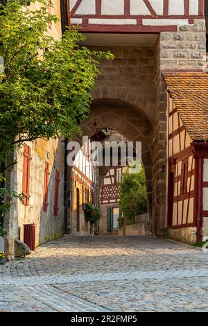 Entrée à la cour du château de Cadolzburg en fin d'après-midi, Cadolzburg, Franconie, Bavière, Allemagne Banque D'Images