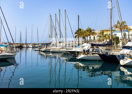 Bateaux dans le port de Puerto de Mogan, sud-ouest de Gran Canaria, Espagne Banque D'Images