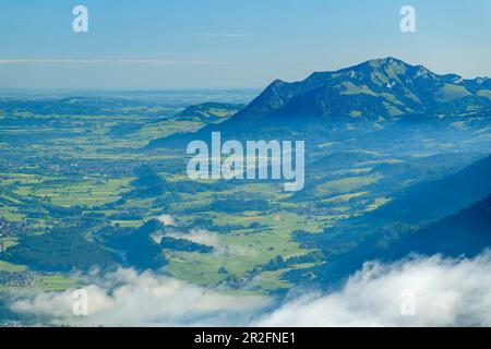 Vue profonde sur le fond de la vallée d'Oberstdorf et Grünten, Am Himmelschrofen, Allgäu Alpes, Allgäu, Swabia, Bavière, Allemagne Banque D'Images