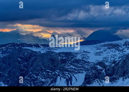 Ambiance orageux au-dessus des montagnes mortes, depuis le glacier Hallstatt, Dachstein, haute-Autriche, Autriche Banque D'Images