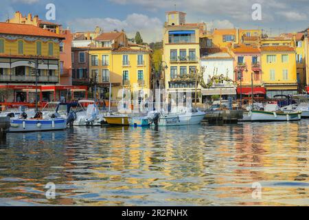 Marseille, France - 7 avril 2019 : vue sur les bâtiments colorés et les bateaux dans le petit village de Port-Cassis, France Banque D'Images