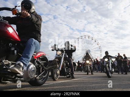 Hambourg, Allemagne. 19th mai 2023. Les participants prennent leurs motos Harley-Davidson dans la zone d'événements du Großmarkt Hamburg pendant la première journée des Harley Days. Les Harley Days sont le plus grand rassemblement de motards du centre-ville d'Europe. Credit: Marcus Brandt/dpa/Alay Live News Banque D'Images