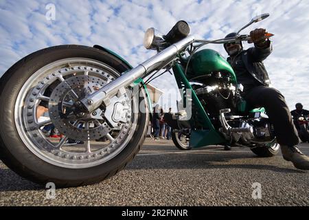 Hambourg, Allemagne. 19th mai 2023. Les participants prennent leurs motos Harley-Davidson dans la zone d'événements du Großmarkt Hamburg pendant la première journée des Harley Days. Les Harley Days sont le plus grand rassemblement de motards du centre-ville d'Europe. Credit: Marcus Brandt/dpa/Alay Live News Banque D'Images