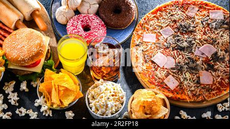 Aliments augmentant le risque de cancer. Nourriture à la poubelle Banque D'Images