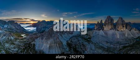 Drei Zinnen au lever du soleil, Dolomites, Tyrol du Sud, Italie Banque D'Images