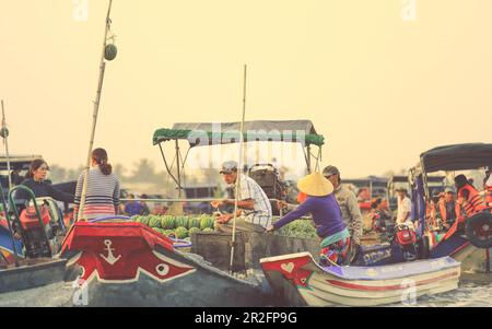 Delta du Mékong - Vietnam - 24 janvier 2019 : vendeurs vietnamiens achetant de la pastèque sur le marché flottant de Nga Nam dans le delta du Mékong Vietnam. Banque D'Images