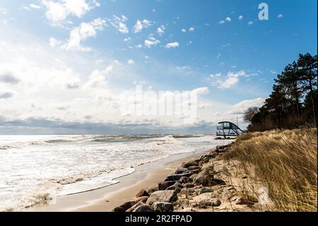 Vagues sur la plage de Kellenhusen, Mer Baltique, Ostholstein, Schleswig-Holstein, Allemagne Banque D'Images