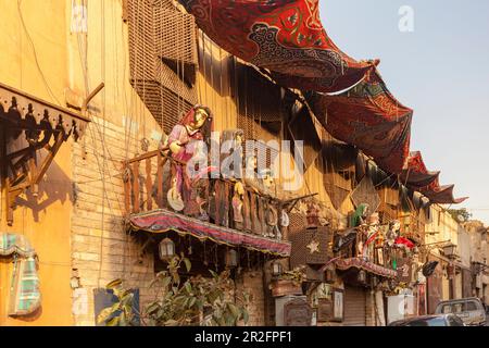 Marionnettes à cordes sur des balcons dans le quartier islamique du Caire, en Égypte Banque D'Images