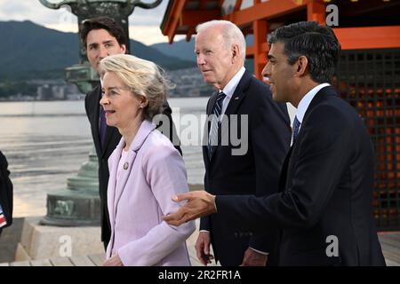 Hatsukaichi, Japon. 19th mai 2023. Groupe de sept dirigeants lors d'une visite du Sanctuaire d'Itsukushima sur l'île de Miyajima pendant le premier jour du Sommet de G7, à 19 mai 2023 à Hatsukaichi, au Japon. Debout de gauche à droite : le premier ministre canadien Justin Trudeau, le président de la Commission européenne Ursula von der Leyen, États-Unis Le président Joe Biden et le Premier ministre britannique Rishi Sunak. Crédit: Photo de piscine/G7 Hiroshima/Alamy Live News Banque D'Images