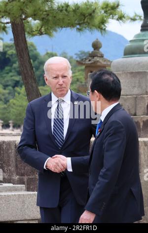 Hatsukaichi, Japon. 19th mai 2023. ÉTATS-UNIS Le président Joe Biden, à gauche, est accueilli par le Premier ministre japonais Fumio Kishida, arrivé en retard pour rejoindre le Groupe des sept dirigeants lors d'une visite du sanctuaire d'Itsukushima sur l'île Miyajima, le premier jour du Sommet de G7, à 19 mai 2023 à Hatsukaichi, au Japon. Crédit: Photo de piscine/G7 Hiroshima/Alamy Live News Banque D'Images