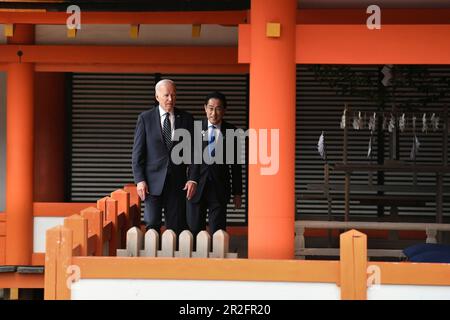 Hatsukaichi, Japon. 19th mai 2023. ÉTATS-UNIS Le Président Joe Biden, à gauche, est escorté par le Premier ministre japonais Fumio Kishida après être arrivé en retard pour rejoindre le Groupe des sept dirigeants lors d'une visite du Sanctuaire d'Itsukushima sur l'île Miyajima, le premier jour du Sommet de G7, à 19 mai 2023, à Hatsukaichi, au Japon. Crédit: Photo de piscine/G7 Hiroshima/Alamy Live News Banque D'Images