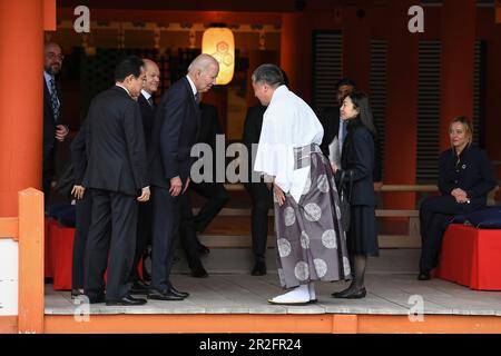 Hatsukaichi, Japon. 19th mai 2023. ÉTATS-UNIS Le président Joe Biden, au centre, accueille le prêtre Shinto avec un arc traditionnel japonais après être arrivé en retard pour rejoindre le Groupe des sept dirigeants lors d'une visite du sanctuaire d'Itsukushima sur l'île Miyajima, le premier jour du Sommet de G7, à 19 mai 2023 à Hatsukaichi, au Japon. Crédit: Photo de piscine/G7 Hiroshima/Alamy Live News Banque D'Images