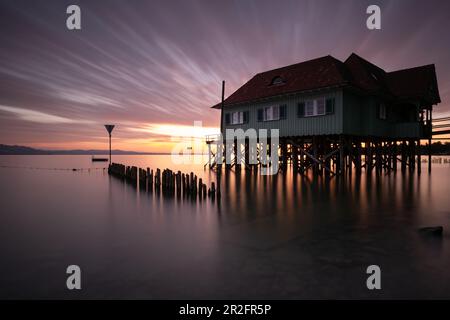 Vue sur l'Aeschacher Bad, piscine extérieure historique avec pieu, lac de Constance, Lindau, Bavière, Allemagne, Europe Banque D'Images