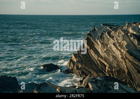 vue sur l'océan depuis peniche, portugal au coucher du soleil. Banque D'Images