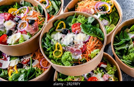 Boîtes en papier rondes avec salades de légumes préemballées prêtes à la vente Banque D'Images