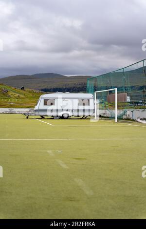 Camping sur l'ancien terrain de football dans le nord-est du village de Eiði, Eysturoy, îles Féroé. Banque D'Images