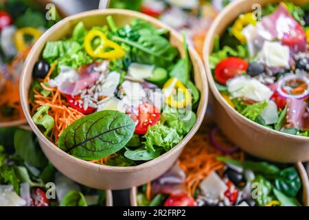 Boîtes en papier rondes avec salades de légumes préemballées prêtes à la vente Banque D'Images