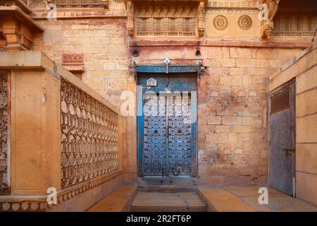 Porte sculptée en bois dans la ville bleue de Jodhpur, Rajasthan, Inde. Banque D'Images