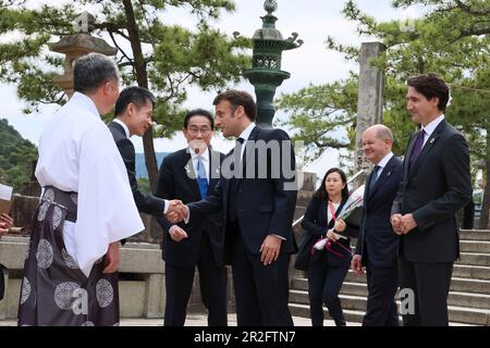 Hatsukaichi, Japon. 19th mai 2023. Un groupe de sept dirigeants arrivent pour visiter le sanctuaire d'Itsukushima sur l'île de Miyajima pendant le premier jour du Sommet de G7, à 19 mai 2023, à Hatsukaichi, au Japon. De gauche à droite : le premier ministre japonais Fumio Kishida, le président français Emmanuel Macron, le chancelier allemand OLAF Schotz et le premier ministre canadien Justin Trudeau. Crédit: Photo de piscine/G7 Hiroshima/Alamy Live News Banque D'Images