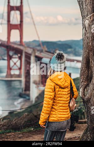 Femme debout devant le Golden Gate Bridge, San Francisco, Californie, États-Unis, Amérique du Nord, Amérique Banque D'Images