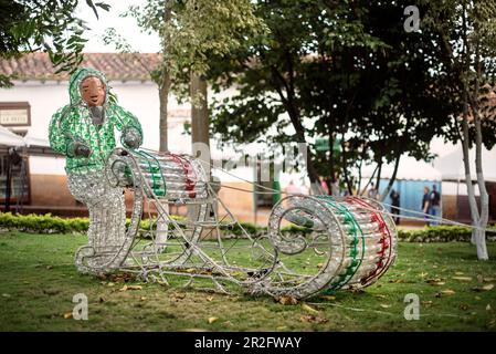 Traîneau de Noël fait de bouteilles en plastique dans Parque principal, Barichara, Departamento de Santander, Colombie, Amérique du Sud Banque D'Images