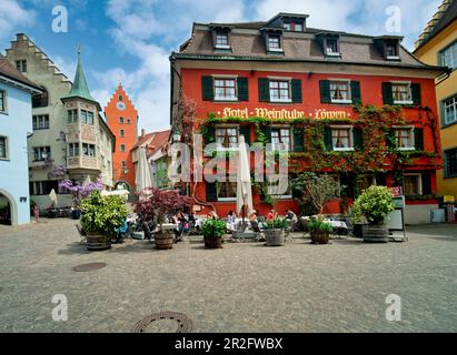 Hotel taverne Loewen, à l'arrière de la porte de la ville haute, la vieille ville de Meersburg sur le lac de Constance, Bade-Wurtemberg, Allemagne Banque D'Images