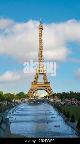 Paris, France - 16 juin 2019 : la Tour Eiffel en été. Un voyage romantique. La tour Eiffel est un symbole traditionnel de paris et d'amour. Banque D'Images