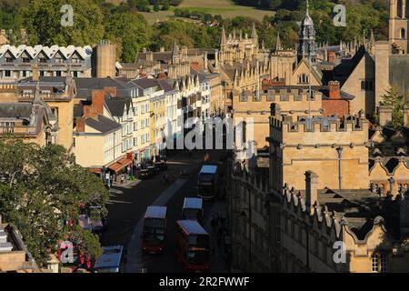 Oxford, Royaume-Uni - 20 septembre , 2019 : vue sur la rue Oxford High avec bus à impériale sur la route Banque D'Images