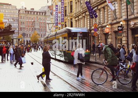 Helsinki, Finlande - 5 octobre 2019 : tramway vert transportant des personnes dans la partie centrale de la ville d'Helsinki, en Finlande Banque D'Images