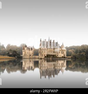 Longue exposition avec réflexion dans le lac du Château de la Bretesche près de Nantes, France Banque D'Images