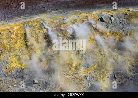 Fumer des fumeroles de soufre au bord du cratère, Gran Cratere, Île Vulcano, Iles Lipari ou Eoliennes, Sicile, Italie Banque D'Images