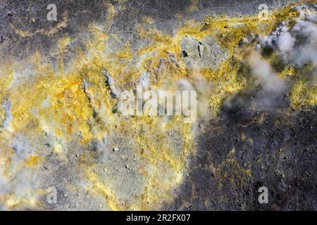 Fumer des fumeroles de soufre au bord du cratère, Gran Cratere, Île Vulcano, Iles Lipari ou Eoliennes, Sicile, Italie Banque D'Images