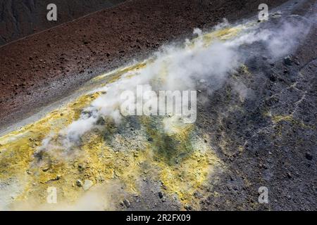 Fumer des fumeroles de soufre au bord du cratère, Gran Cratere, Île Vulcano, Iles Lipari ou Eoliennes, Sicile, Italie Banque D'Images