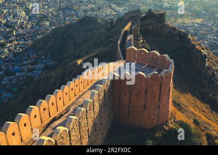 Accent sélectif sur le fort de Nahargarh au bord des collines d'Aravalli, Jaipur, Rajasthan, Inde Banque D'Images