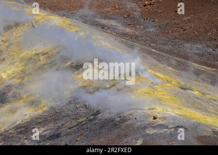 Fumer des fumeroles de soufre au bord du cratère, Gran Cratere, Île Vulcano, Iles Lipari ou Eoliennes, Sicile, Italie Banque D'Images