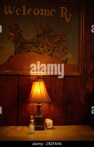 Lampe de table, Cold Spring Tavern, Santa Barbara, Californie, États-Unis. Banque D'Images