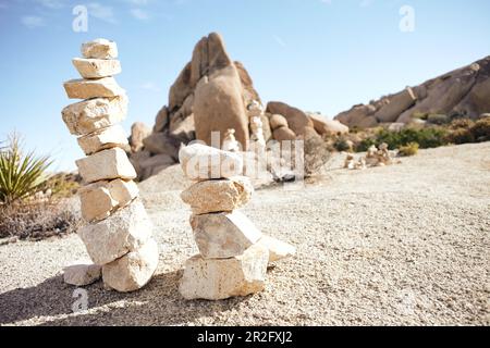 Tours en pierre sur fond de Jumbo Rocks dans Joshua Tree Park, Californie, États-Unis. Banque D'Images