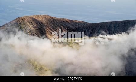 Fumer des fumeroles de soufre au bord du cratère, Gran Cratere, Île Vulcano, Iles Lipari ou Eoliennes, Sicile, Italie Banque D'Images