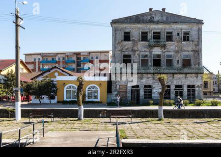 Delta du Danube, passants sur le remblai de Sulina, Tulcea, Roumanie. Banque D'Images