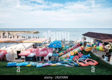 Côte de la mer Noire: Stalles sur la plage, Olimp, Constanta County, Roumanie. Banque D'Images