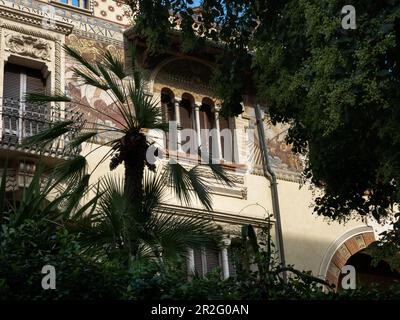 Quartier Coppeda, Rome, Italie : détail de Villino delle Fate, avec fenêtres quadrifora ou quatre lumières et décorations Art Nouveau sur le mur Banque D'Images