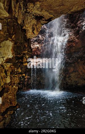 Cascade, cours d'eau souterrain dans une grotte calcaire, grotte de Smoo Cave, Durness, Sutherland, Écosse, Royaume-Uni Banque D'Images