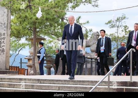 Hatsukaichi, Japon. 19th mai 2023. ÉTATS-UNIS Le président Joe Biden, arrive en hélicoptère et se promène pour rejoindre le Groupe des sept dirigeants lors d'une visite du sanctuaire d'Itsukushima sur l'île Miyajima, le premier jour du Sommet de G7, à 19 mai 2023, à Hatsukaichi, au Japon. Crédit: Photo de piscine/G7 Hiroshima/Alamy Live News Banque D'Images