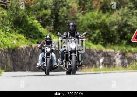 Moto sur le col sinueux de Nufenen dans les Alpes, route populaire de moto, Ulrichen, Obergoms, Canton Valais, Suisse Banque D'Images