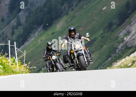 Moto sur le col sinueux de Nufenen dans les Alpes, route populaire de moto, Ulrichen, Obergoms, Canton Valais, Suisse Banque D'Images