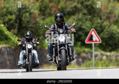 Moto sur le col sinueux de Nufenen dans les Alpes, route populaire de moto, Ulrichen, Obergoms, Canton Valais, Suisse Banque D'Images