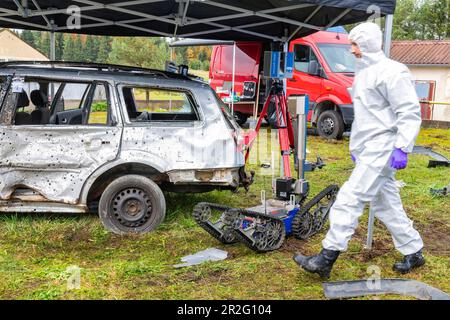 Obtention de preuves après une attaque terroriste, photo de symbole, télémanipulateur TeleMax, exercice anti-terroriste BWTEX, police, Bundeswehr et Banque D'Images